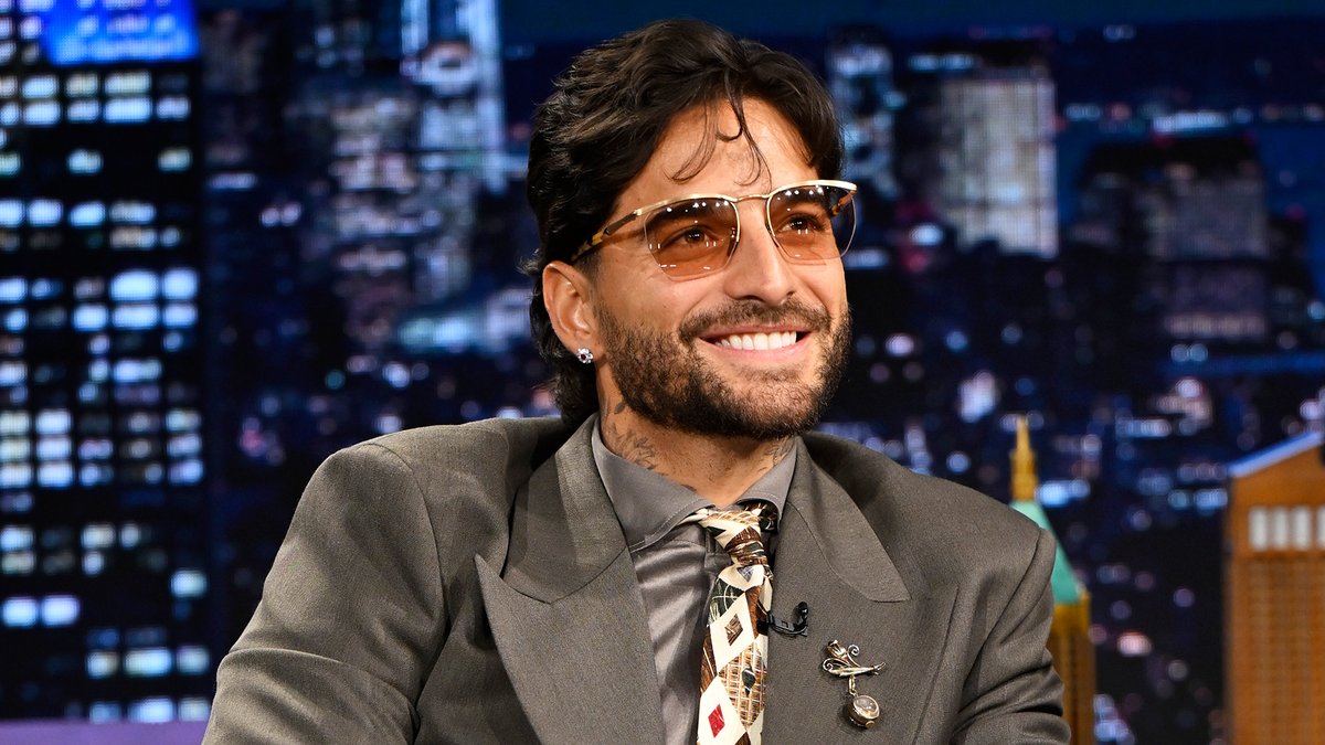 .MALUMA tried to explain to his two-and-a-half-year-old daughter that he’s Maluma outside the house, but Juan Luis inside 😭 #FallonTonight