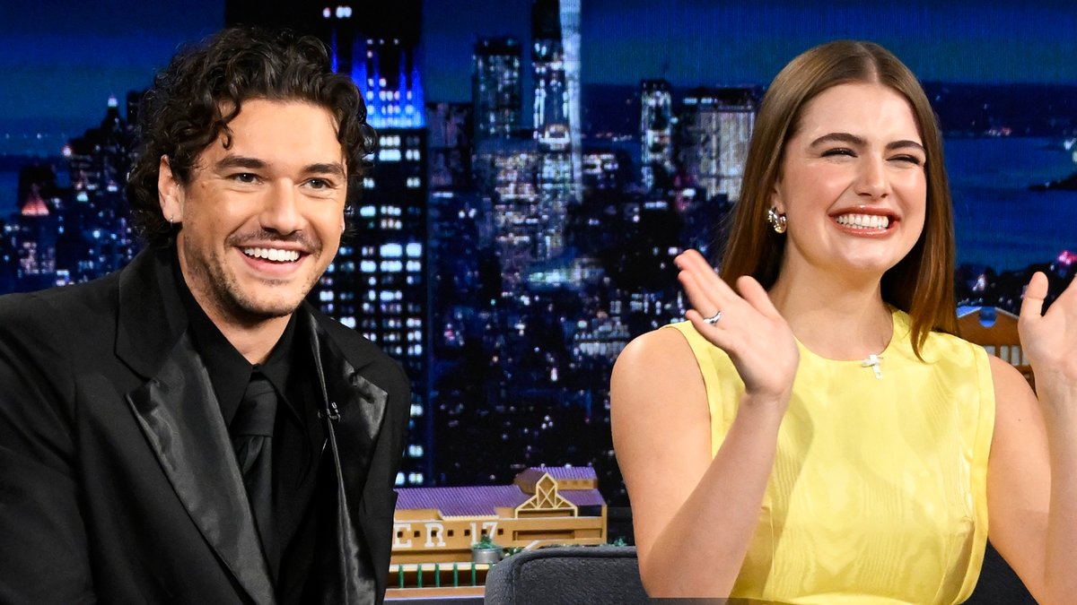 Ella Bright &amp; Belmont Cameli teach Jimmy how to do the “sexy little dance” from Off Campus 🤣 #FallonTonight