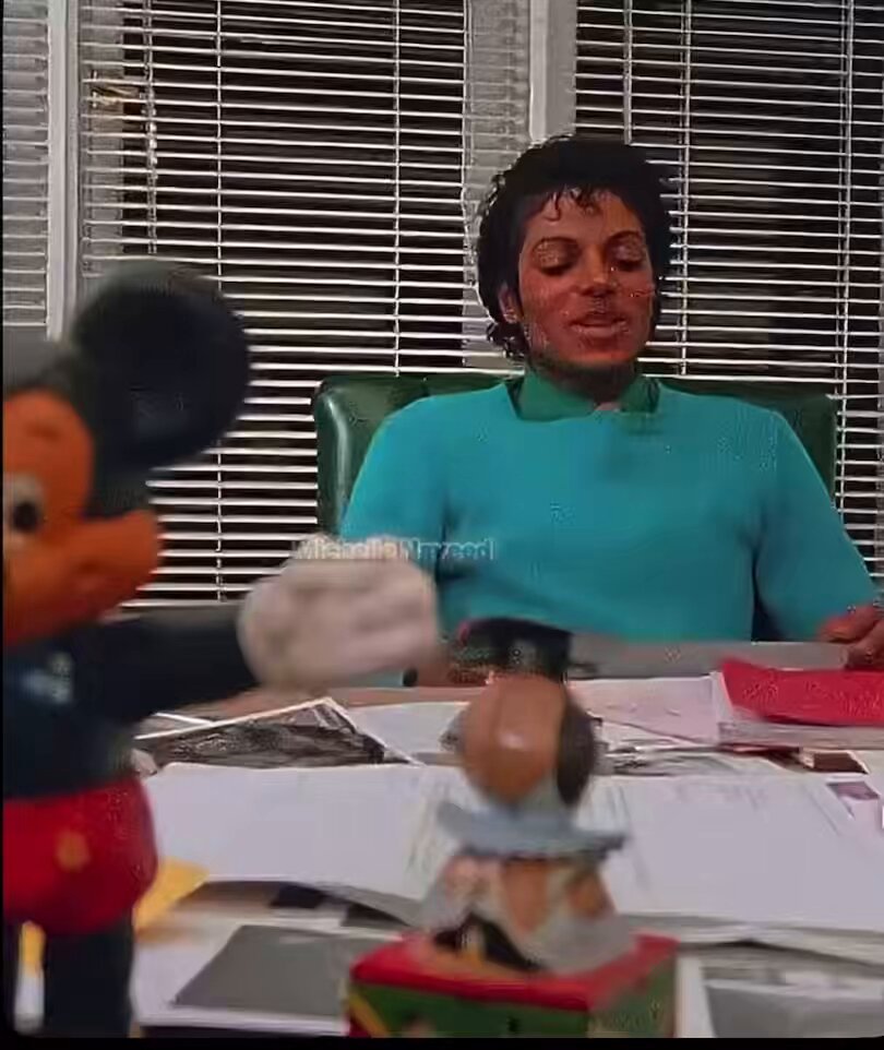 Michael Jackson was only 25 here when he decided to change music forever. Turning promotional clips into cinematic events with Thriller. 🎬🧟‍♂️