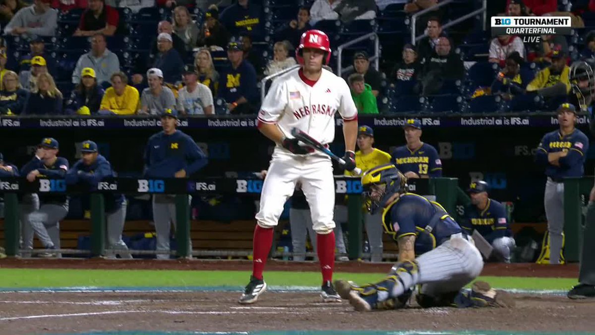 Sandy answers the call. ๐ฑ Huskers lead 6-4!