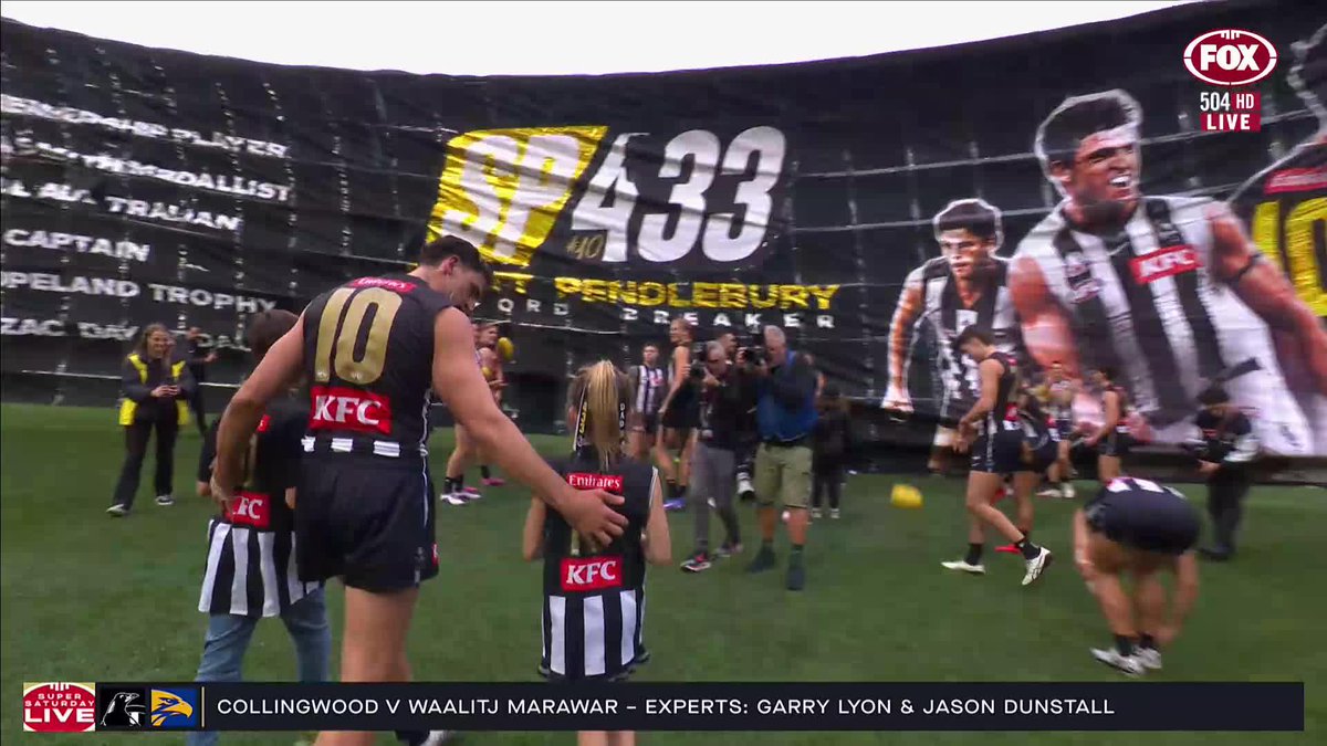 Scott Pendlebury makes his way onto the field for a record breaking 433rd time 😍 📺 Watch #AFLPiesEagles on Ch.504 or stream on Kayo: ✍️ BLOG 🔢 MATCH CENTRE