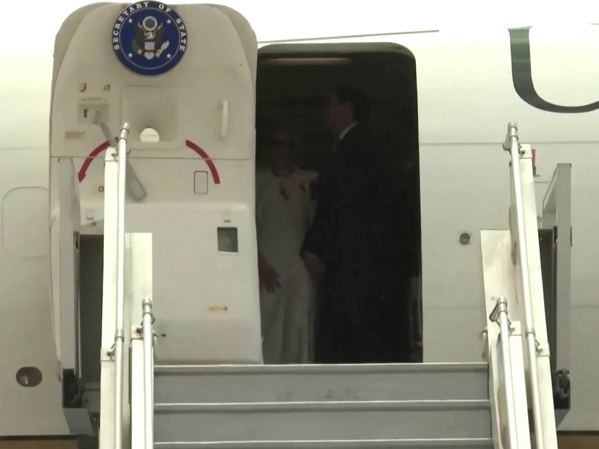 U.S. Secretary of State Marco Rubio arrives in India accompanied by his wife, who declined to shake hands with the greeters. The visit focuses on defense, trade, and energy security, amid growing interest in strengthening cooperation and coordination between the two countries.
