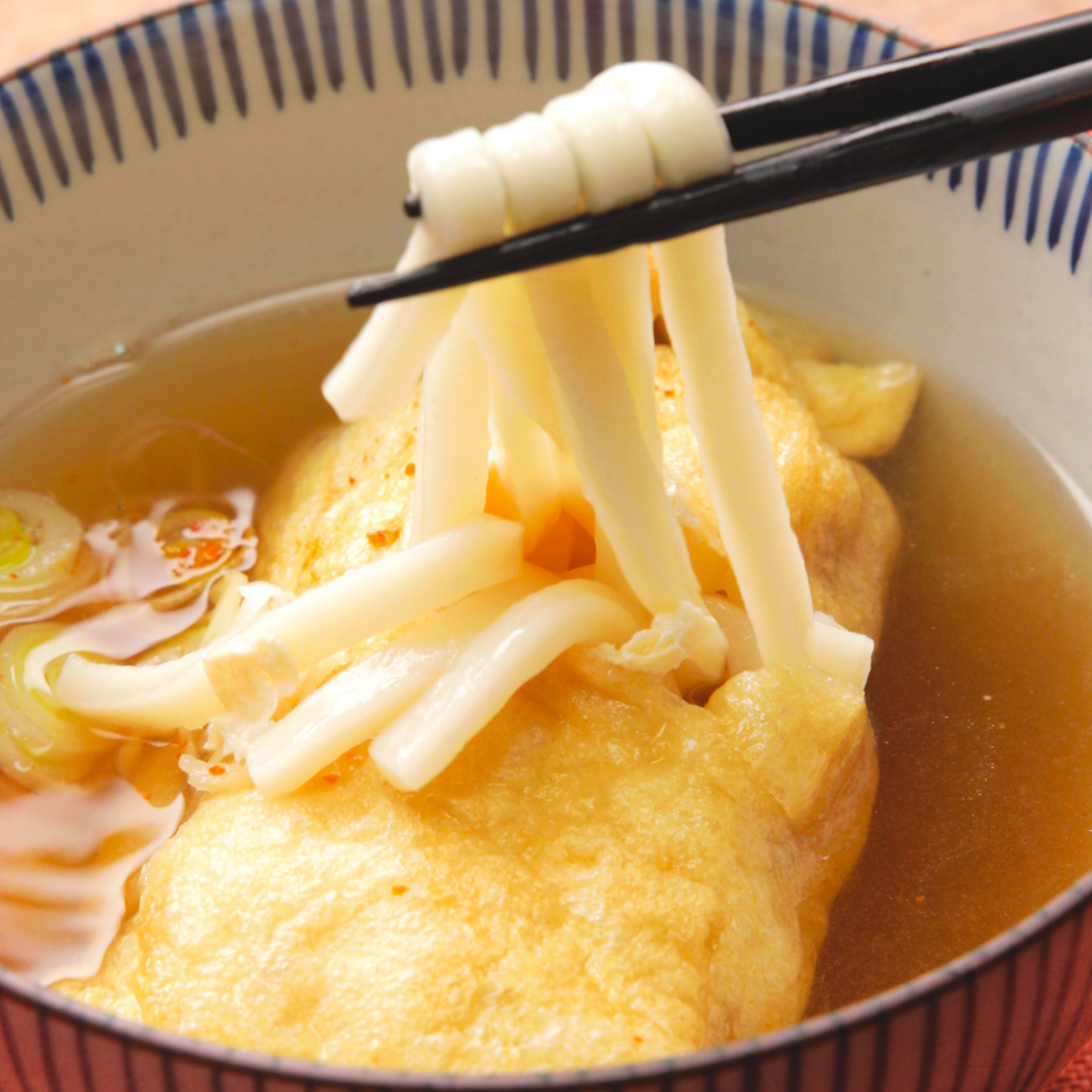 【この発想はなかった】逆きつねうどん!?油揚げの中からうどんが出てくる! / Noodle Stuffed Fried Tofu Skin🦊🥢