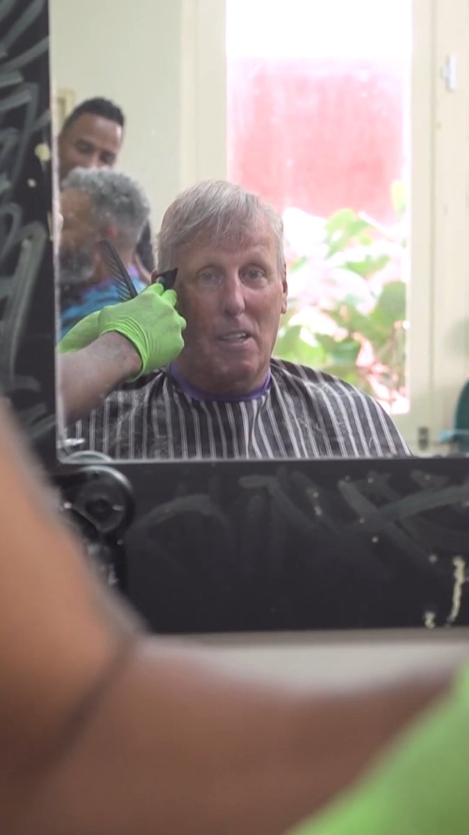 Naar de kapper met Chris Woerts: 'De vrouwtjes worden he-le-maal gek op Curaçao!' 😆✂️ #vandaaginside