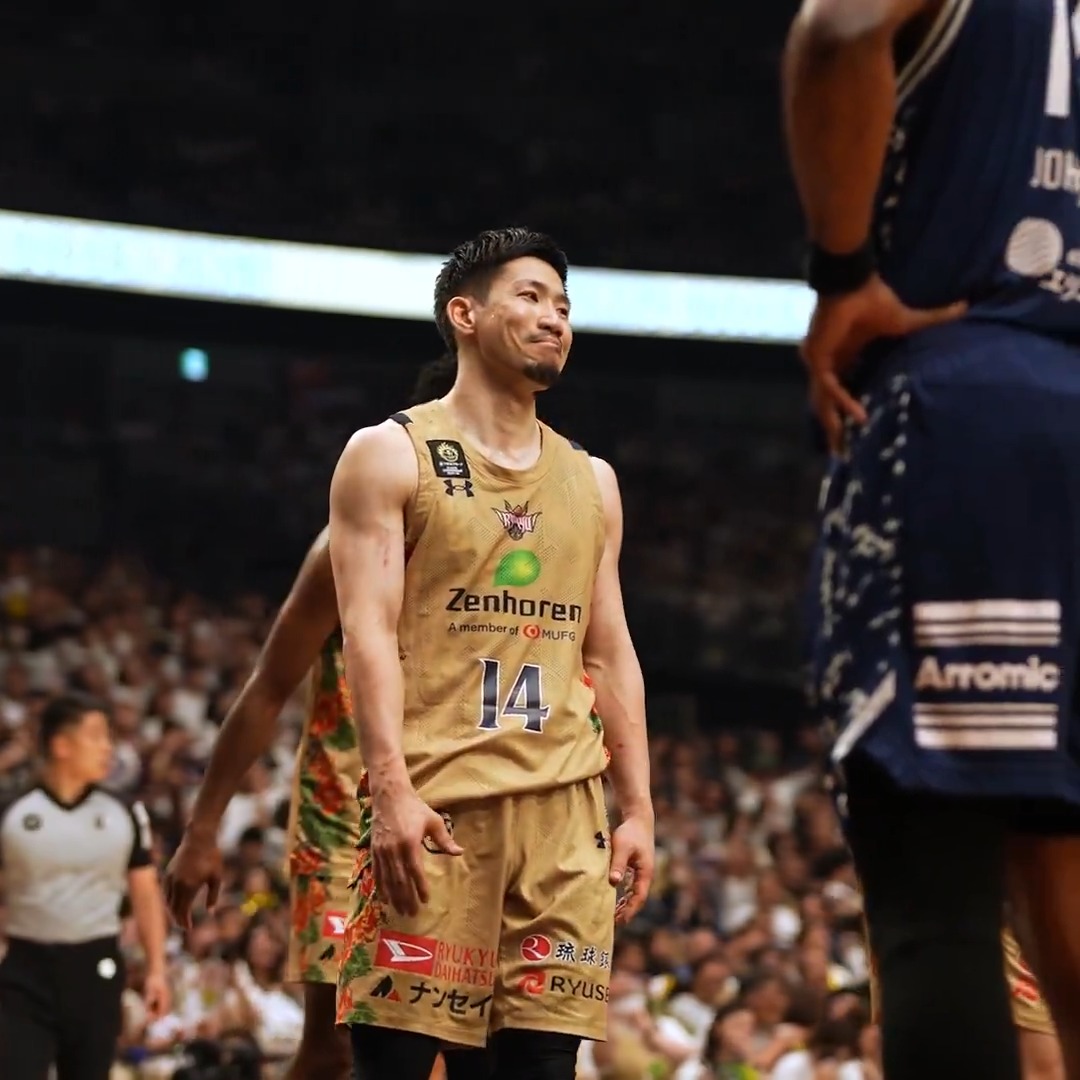 昨年は立つことができなかった、この舞台。 勝負どころのフリースロー。 笑みを浮かべる岸本隆一。 岸本隆一 Kishimoto Ryuichi 琉球ゴールデンキングス公式 #Bリーグ #りそなグループ #Bリーグファイナル