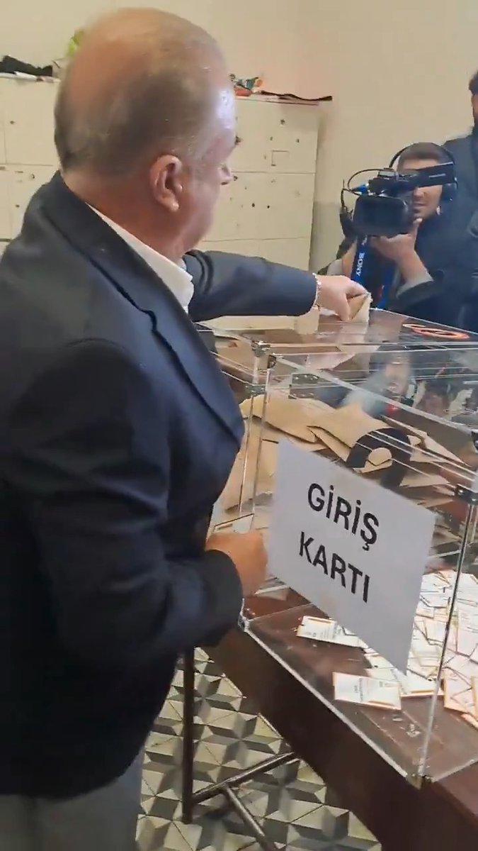 İmparator Fatih Terim, seçimde oyunu kullandı: "Hayırlı olsun." (Can Bedel)