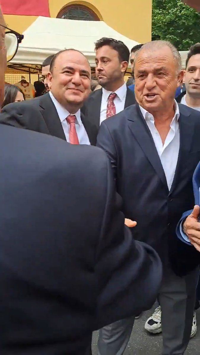 İmparator Fatih Terim, oy kullanmak için gittiği Galatasaray Lisesi'nde yoğun ilgiyle karşılaştı. (Can Bedel)