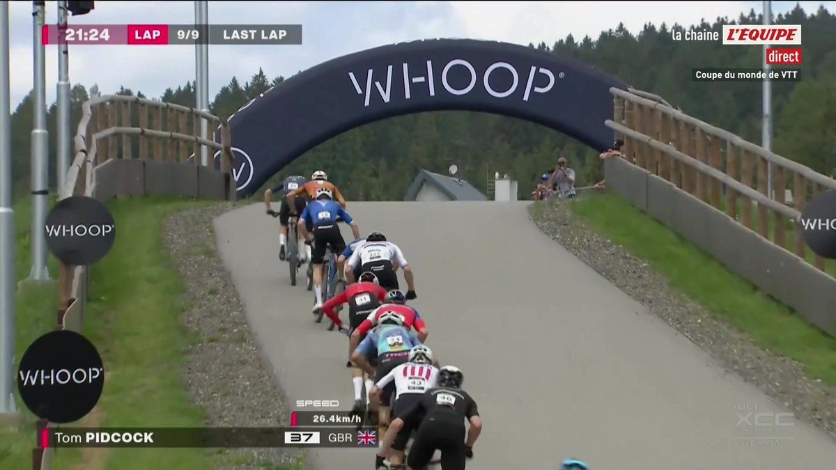 🔥 Mathis Azzaro en maîtrise à Nove Mesto ! Vainqueur du premier short-track de la saison en Coupe du monde, le Français récidive sur la deuxième manche en devançant Tom Pidcock au sprint ! #lequipeVELO