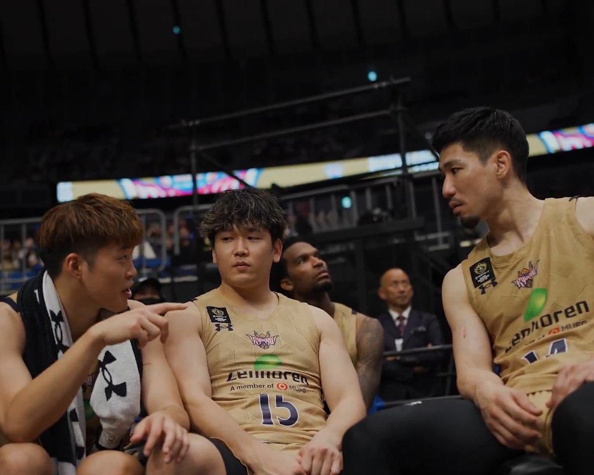 全ては優勝のために。 試合後、岸本隆一にアドバイスをもらいに行く脇真大。 脇真大 岸本隆一 Kishimoto Ryuichi 琉球ゴールデンキングス公式 #Bリーグ #りそなグループ #Bリーグファイナル