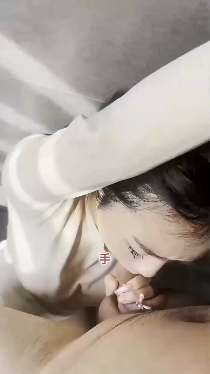 02乖乖女让她穿上红丝和蕾丝眼罩 非常听话乖乖照做 说话声音非常糯 给人一种乖乖的感觉 初次尝试阔嘴器 第一次被人调教 我先给兄弟们开发了！ 完整版主页置顶 #女大 #体育生 #丝袜
