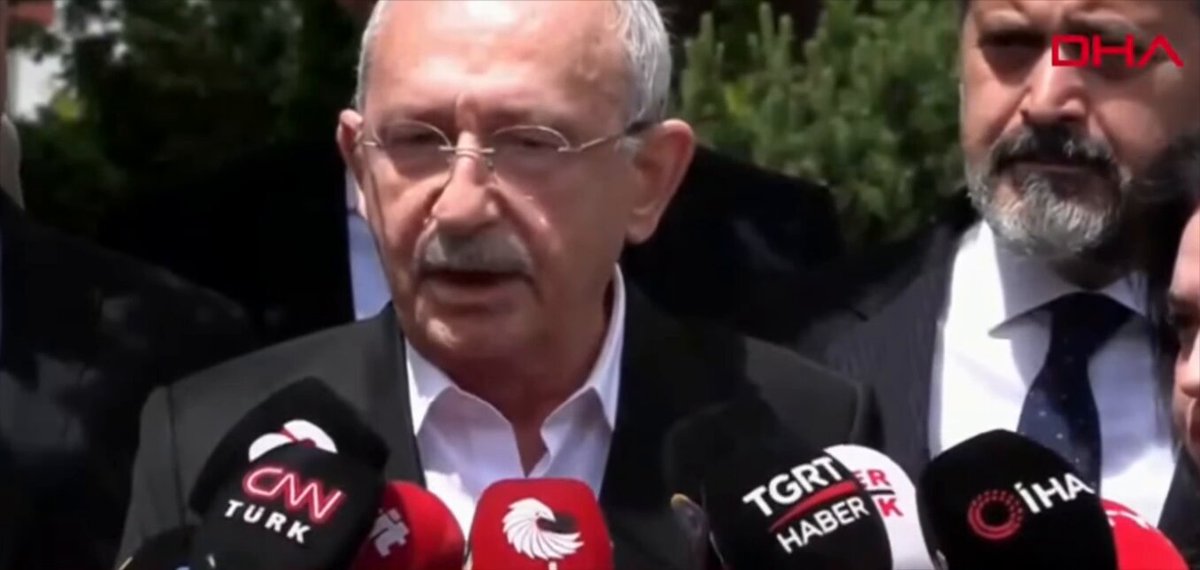 🔴#SONDAKİKA | Kemal Kılıçdaroğlu açıklama yapıyor: • CHP'yi ayrıştıracak açıklamalardan kaçınılması gerekiyor. • Bizim parti kültürümüzde eski başkanlara aşağılıyıcı dil asla kullanılmaz. • Benden önce de beni eleştirenler vardı ama ben bu dili kullanmadım. Birbirimize girmek, doğru değildir. • Biz CHP'yiz ve biz ahlaki sorumluluklarımıza sahip çıkmalıyız.