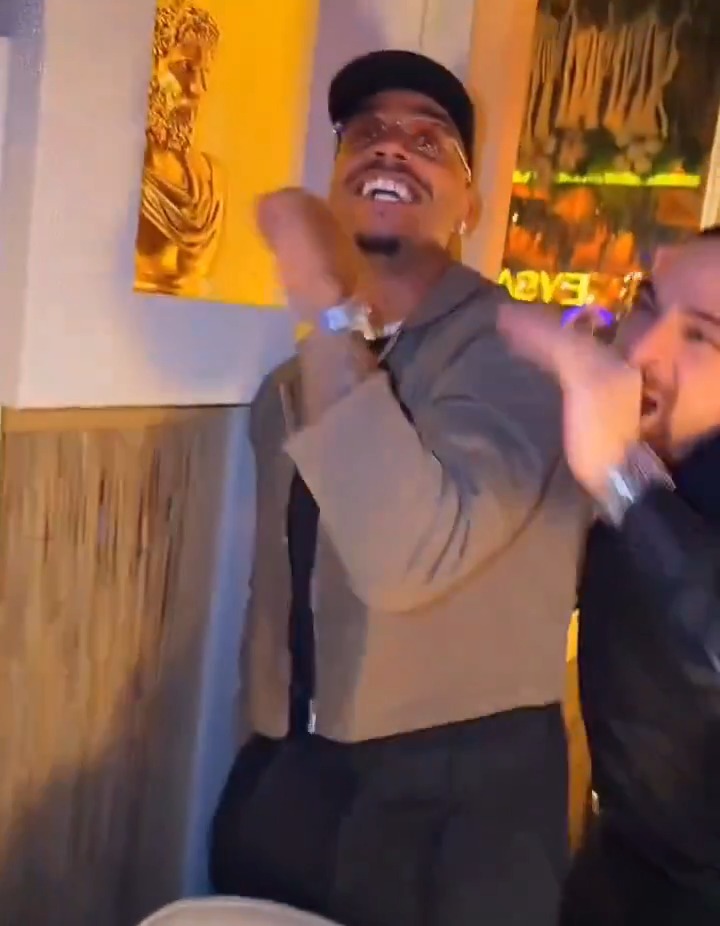 🎶 Mario Lemina, şampiyonluk kutlamaya devam ederken 'Adanmış hayatların umudu' bestesini söylemeyi sürdürdü.