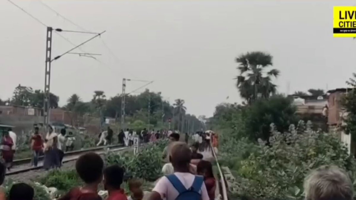 Two Hindu girls were molested by Islamists while returning from coaching classes in Katihar, Bihar. When their parents reached the spot to complain, the Islamists attacked them with stones and sticks. The girls’ parents were injured in the scuffle.