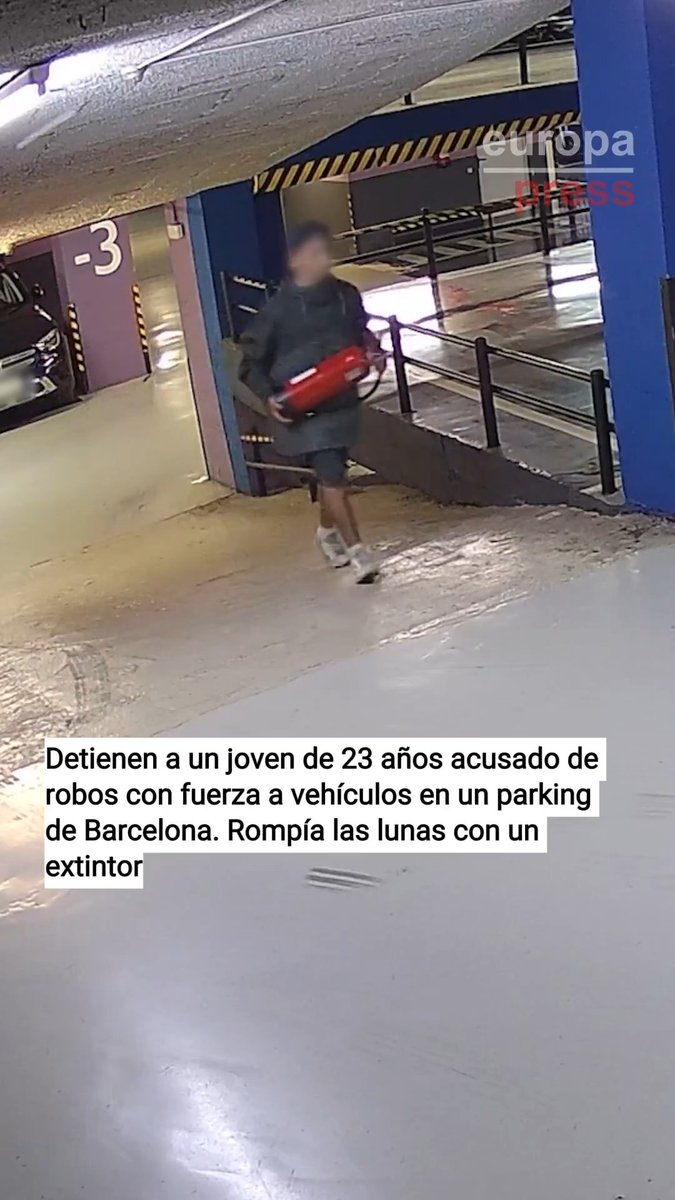 Detienen a un joven de 23 años acusado de 18 robos con fuerza en vehículos en un parking de Barcelona. Rompía las lunas con un extintor para sustraer objetos personales y actuaba principalmente de noche