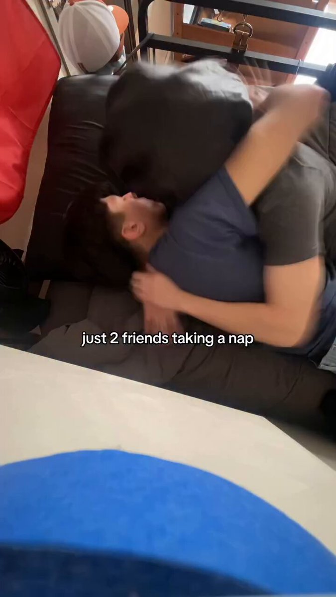 cuddle yg gw mau tu kaya gini, lebih nyaman gak sih sampe gamau lepas 😣