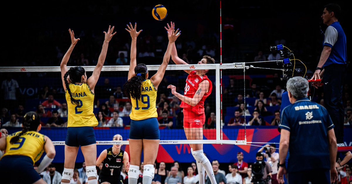 Esquenta VNL 2026 🔥 Na VNL 2025, em 22 de junho, o Brasil calou Istambul ao vencer a Turquia por 3x1, com direito a um esculacho de 25x15 no quarto set. Ana Cristina Menezes com 27 pontos e 57% de aproveitamento nos ataques foi o grande destaque ✨🇧🇷