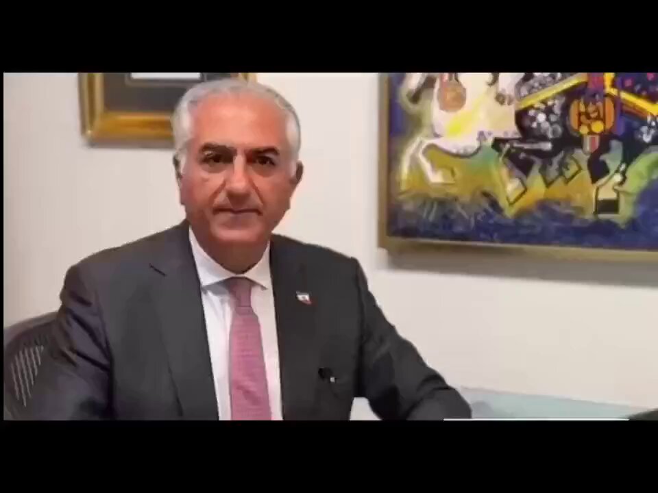 گفتند صدها هزار نفر در تورنتو، مونیخ و جاهای دیگر برای حمایت از شاهزاده جمع شده‌اند. شنیده‌ام در سن‌فرانسیسکو هم گروهی تعهد داده‌اند پول هنگفتی برای اهداف ایشان تأمین کنند. اما آیا کسی حاضر شد حداقل پول لازم برای حفظ #من_و_تو را در اختیار همین رسانه کوچک‌شده بگذارد؟ یعنی اگر هر یک از معتقدان به حضرت فقط ۱۰ دلار از جیب می‌داد، این رسانه باقی نمی‌ماند؟ یعنی این جمعیت بزرگ، از دو-سه فنجان قهوه خود در سال نمی‌توانست بزند؟ من شکست گفتمان پهلوی را همین‌جا می‌بینم: مدعیان خارج‌نشین زیاد حرف می‌زنند، اما وقتی پای پرداخت از جیب خودشان می‌رسد، ناگهان غیب می‌شوند. و این همه ادعا، و شکست پروژه #من_و_تو، معنایی جز بی‌اعتباری پهلوی و مشاورانش دارد؟ شاید روزی روشن شود چه بخشی از جامعه واقعاً به پهلوی امید داشت و او را صاحب صلاحیت می‌دید، و چه بخشی فقط تحت تاثیرامواج تبلیغاتی، احساسی و هیجانی شد.
