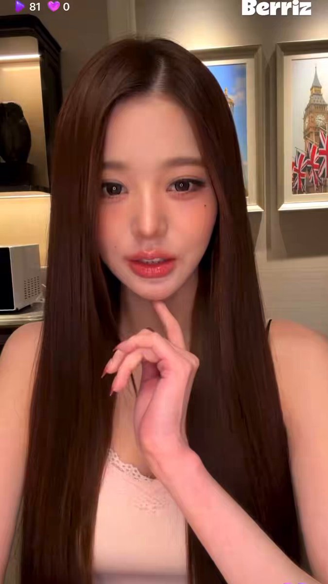 원영이가 개존예 얼굴로 라이브 켬……..