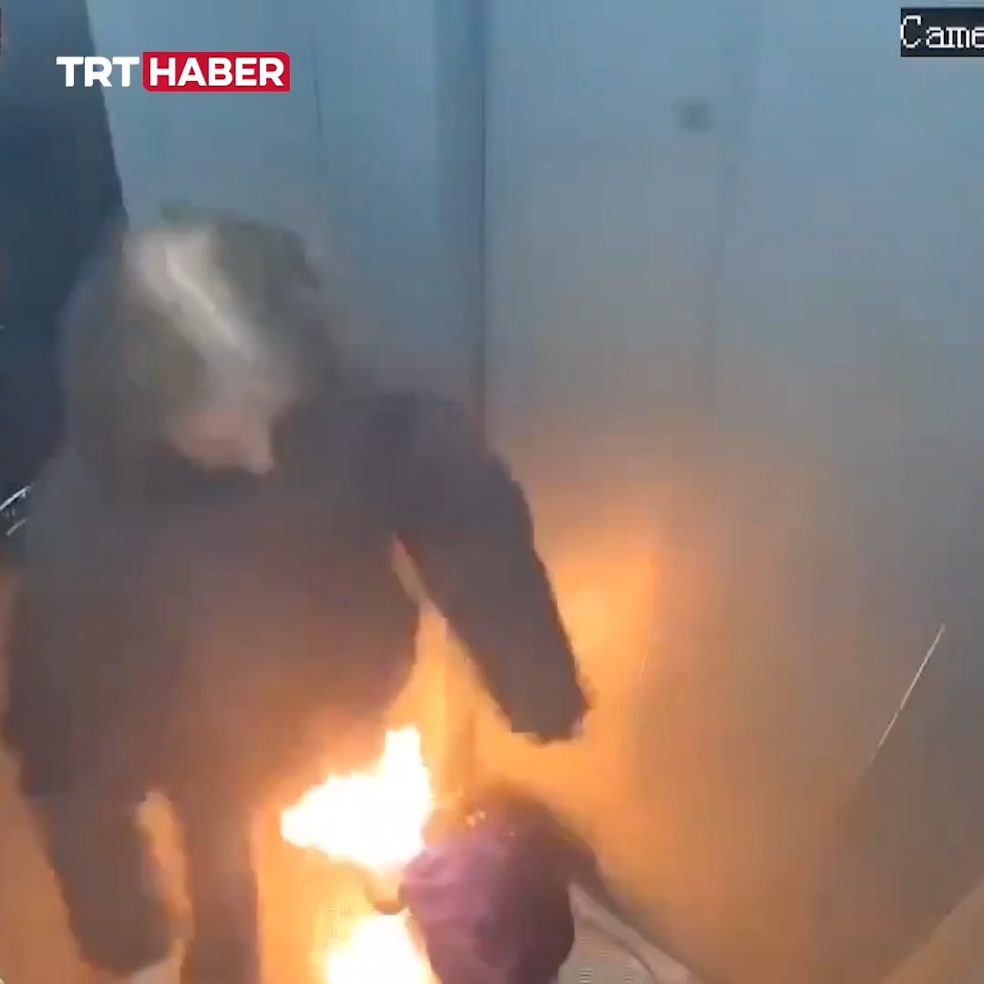 Rusya'da bir kadın, çantasındaki powerbankin aniden alev almasının ardından asansörde bir süre mahsur kaldı.