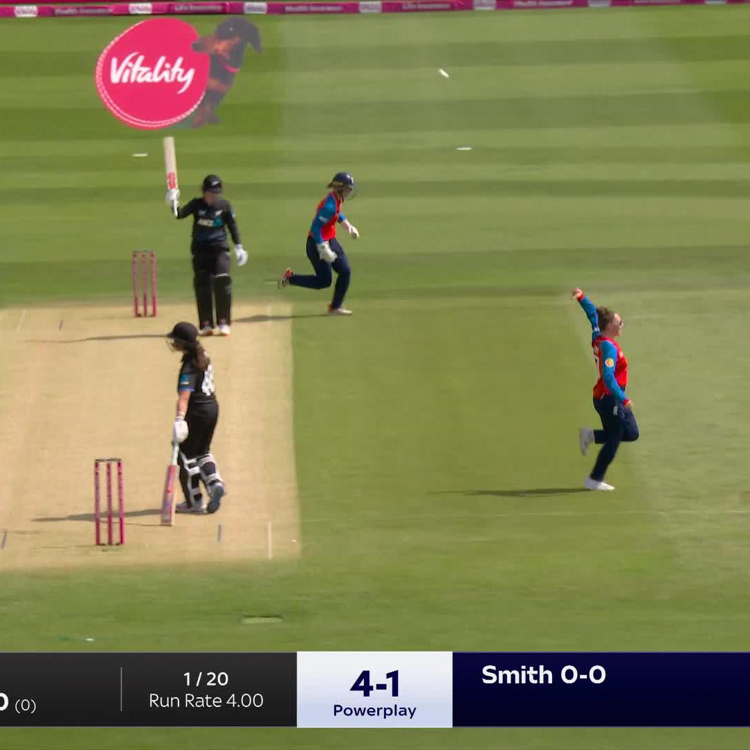 Linsey Smith gets two wickets in her first over 🤯 We have the White Ferns 5-3 🔥