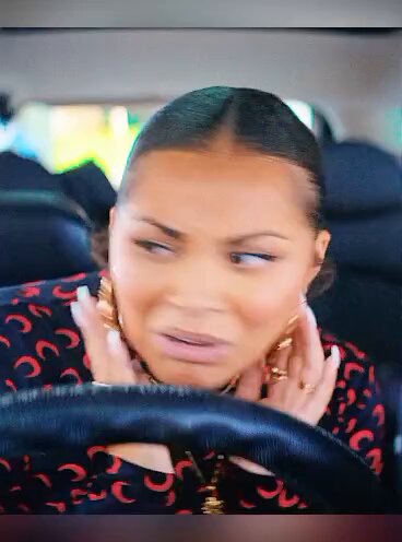 He mistook her to be his Uber driver and was shocked to see the lady is a lookalike to his real Uber driver. Watch how the tensed energy turned friendly. Movie 🎬