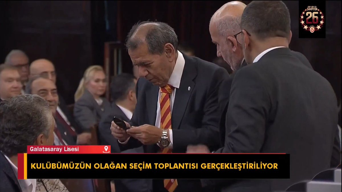 🪞 Başkan Dursun Özbek, konuşması öncesinde kravatını aynadan kontrol etti.