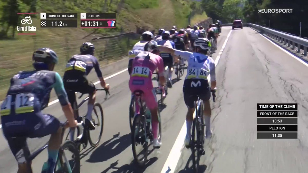 Juanpe López sabe muy bien lo que es honrar la maglia rosa... 🫶 Su gestazo con Eulálio echádole agua en pleno sufrimiento. #GirodItalia #LaCasadelCiclismo