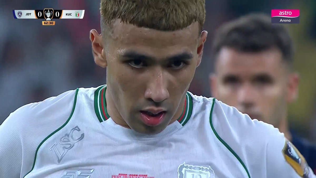 Ramadhan Saifullah gagal menyempurnakan sepakan penalti! 😲 Saksikan siaran langsung perlawawan di Astro Arena Bola (saluran 803), sooka atau Astro ONE. #PialaMalaysia2526 #DemiLigaKita