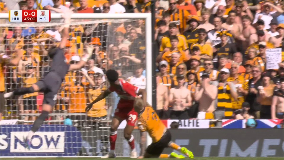 OFF THE BAR! Oli McBurnie comes close to giving Hull the lead at Wembley! 😰