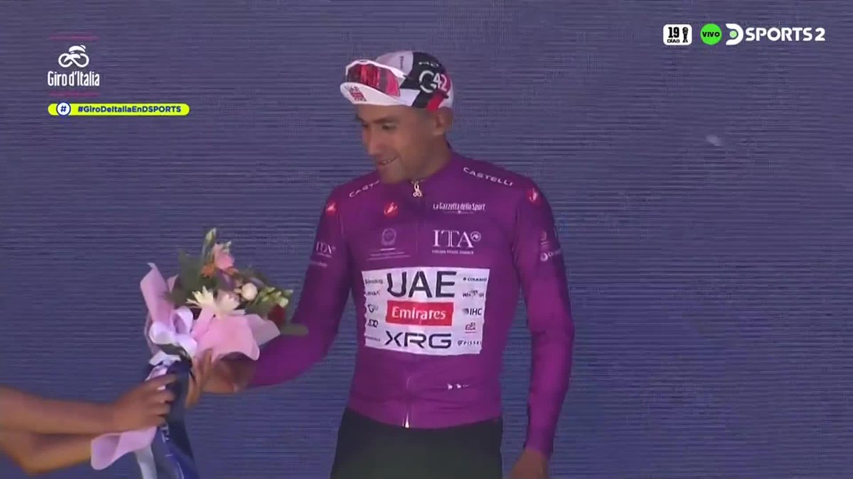 ORGULLO ECUATORIANO Jhonatan Narváez se subió al podio del #GiroDeItaliaEnDSPORTS como nuevo líder de la clasificación de los velocistas y vestirá la Maglia Ciclamino. #CiclismoEnDSPORTS