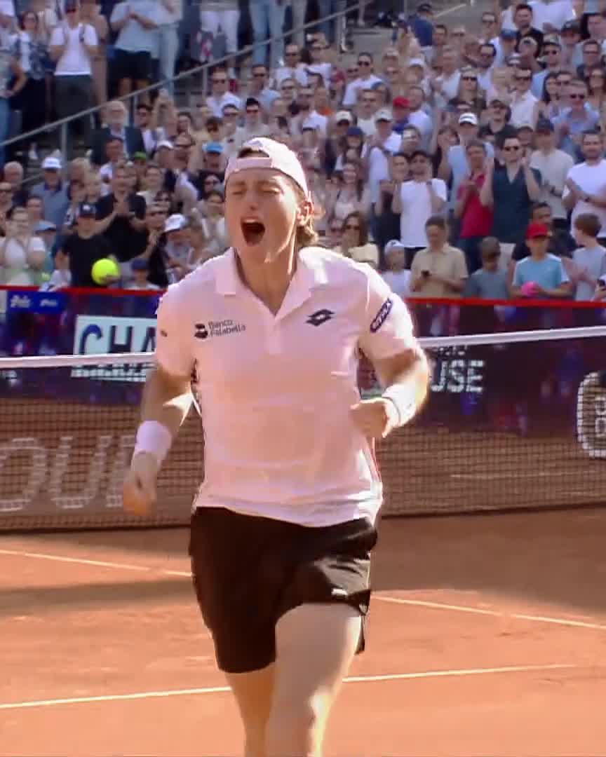 Hamburg or Lima? 🇵🇪 Absolute SCENES as Ignacio Buse wins his first ATP title! #bitpandahamburgopen