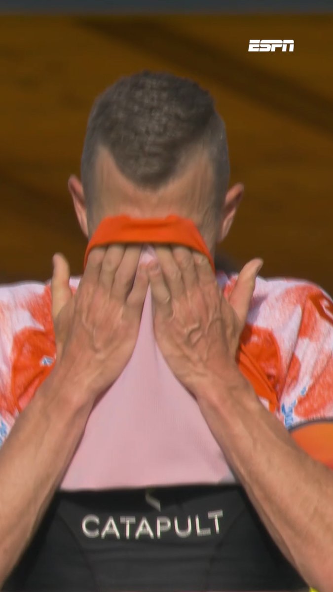 Bijna het sprookje van Robert Mühren… 🥺 Zijn doelpunt in de 100e minuut is afgekeurd vanwege een overtreding van Yannick Leliendal ❌ #volwil