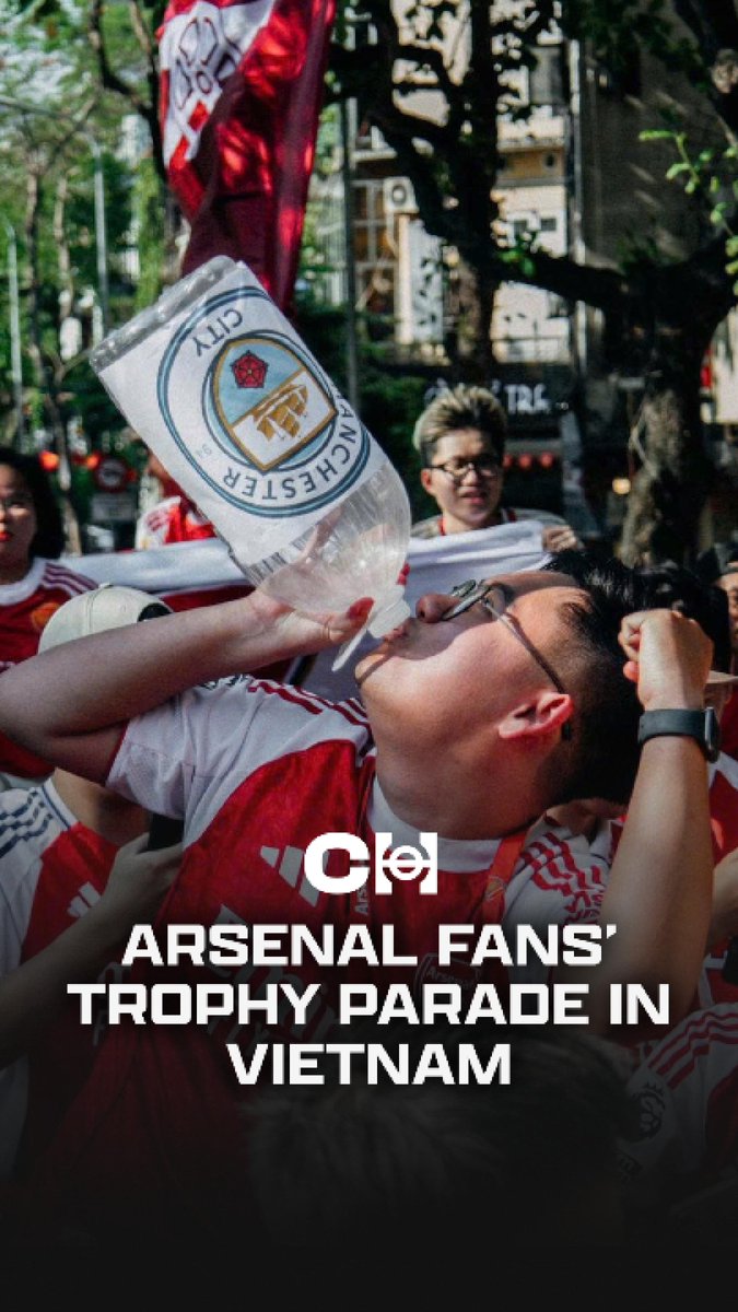 Arsenal fans in Vietnam took the Premier League trophy through the streets today for a parade on a double‑decker bus. 🏆🇻🇳