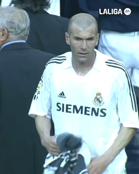 😭 Hoy que se despide Carvajal, me es imposible pensar en los últimos partidos de nuestras leyendas La de Cristiano Ronaldo dolió, pero por desconocimiento. Sabiendo que era su adiós, el que más me hizo llorar fue el de ZINEDINE ZIDANE ¿Y a ti?