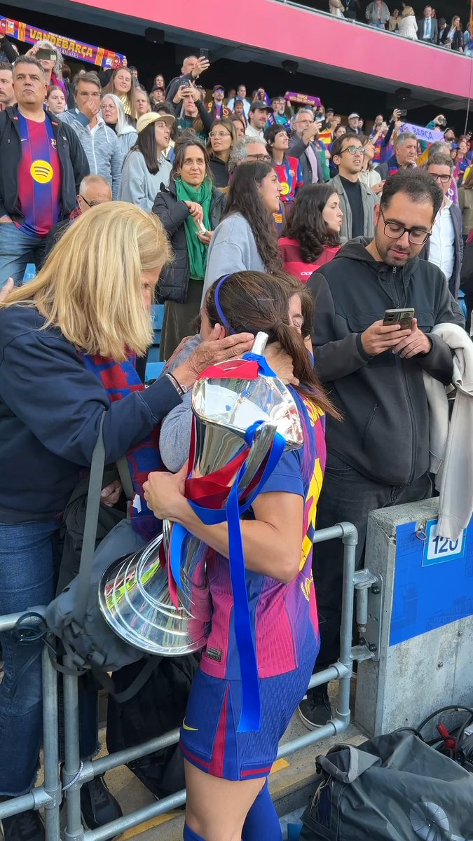 Bonmati brought the Champions League trophy to her family ❤️ #UWCL