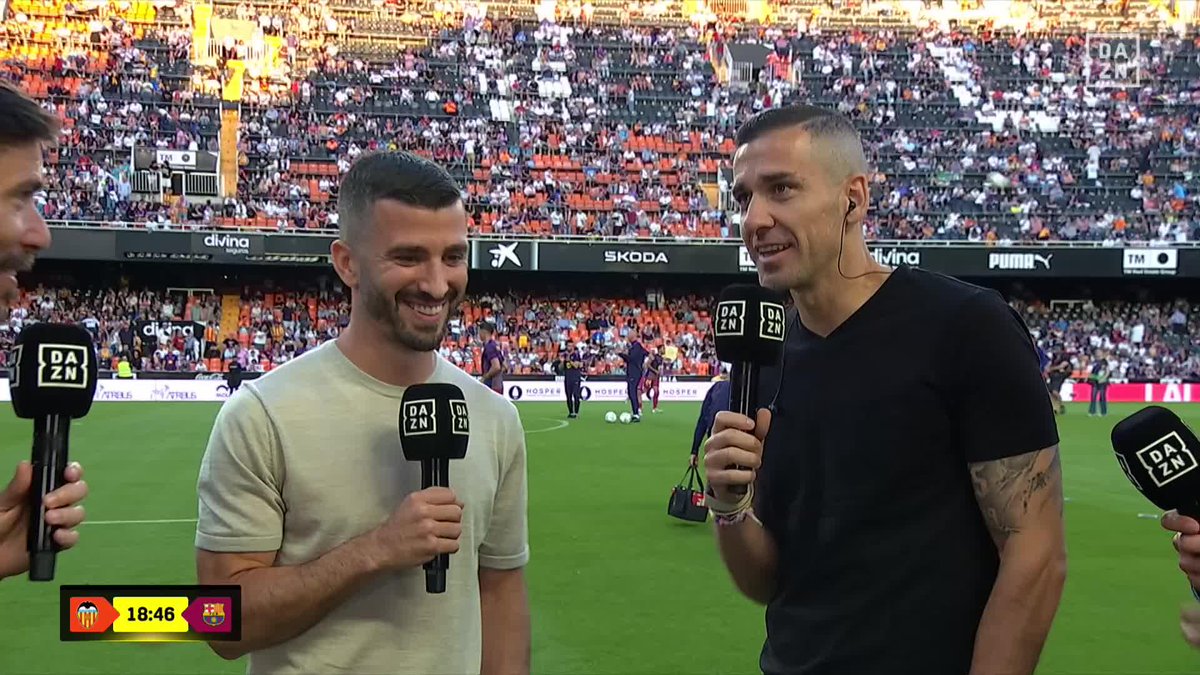 "𝗦𝗲 𝗺𝗲 𝗵𝗮𝗰𝗲 𝗿𝗮𝗿𝗼 𝘃𝗲𝗿𝘁𝗲 𝗮𝗾𝘂𝗶́" 😂 Dos amigos, dos valencianistas y dos capitanes que se admiran mutuamente. ¡Y que quieren ver al Valencia en Europa! #LALIGAenDAZN ⚽ 🔗