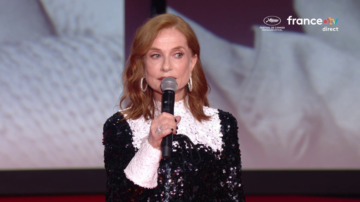 🔴 "On ne nait pas Barbra Streisand, on le devient". L'actrice Isabelle Huppert remet une Palme d'or d'honneur à la chanteuse et actrice Barbra Streisand. La star de à 84 ans, n'a pas pu se rendre à Cannes à cause d'une blessure au genou. #Cannes2026