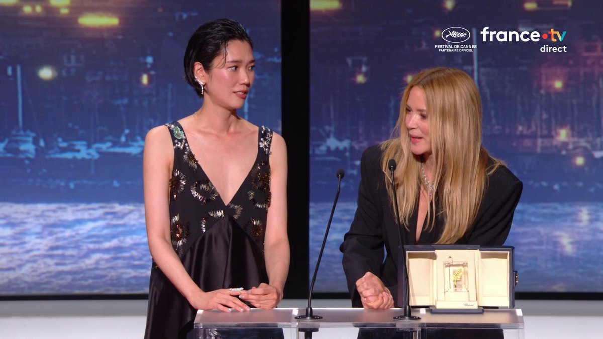 🔴 Virginie Efira émue aux larmes. L'actrice belge remporte le Prix d'interprétation féminine, ex-æquo avec Tao Okamoto, pour leurs rôles dans Soudain du Japonais Ryusuke Hamaguchi. #Cannes2026