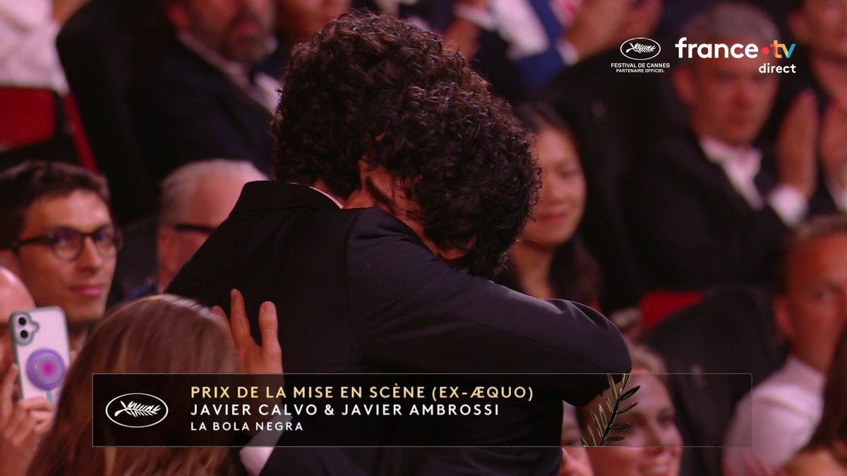 🔴 De nouveau un prix ex-æquo : le Prix de la mise en scène est remis à Javier Calvo et Javier Ambrossi pour "La Bola negra" et à Pawel Pawlikowski pour "Fatherland". #Cannes2026