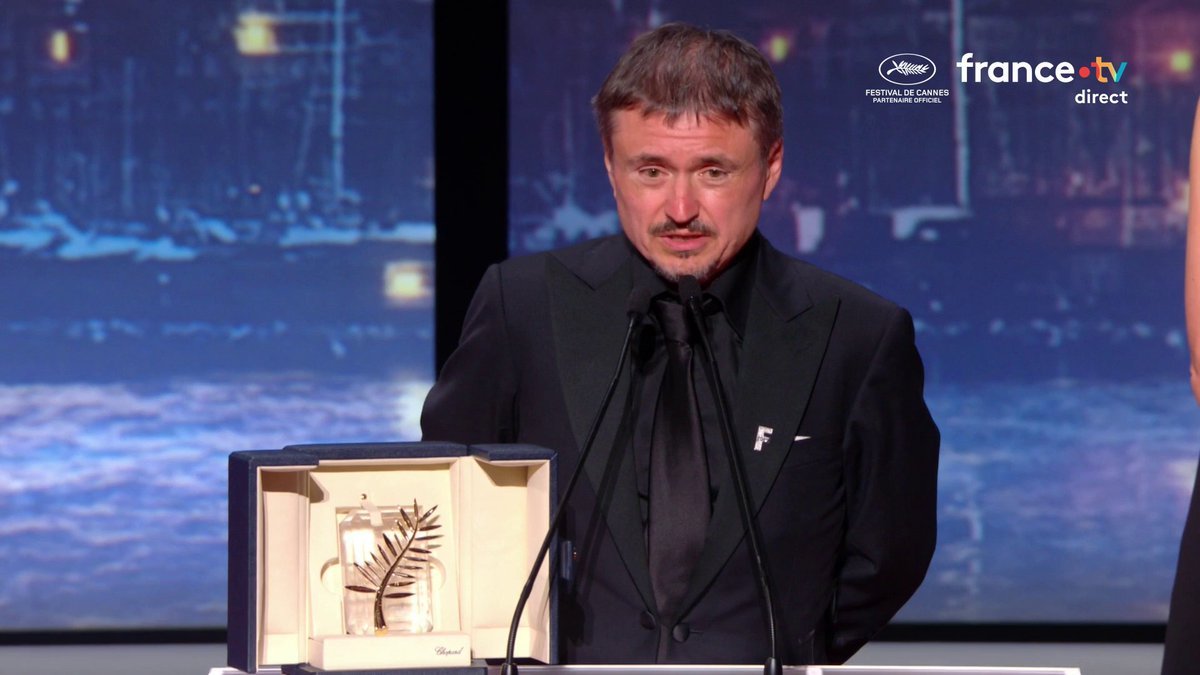 🗣️ "L'état du monde n'est pas le meilleur aujourd'hui. Je ne suis pas fier de ce qu'on laisse à nos enfants", déplore, en français, le réalisateur Cristian Mungiu, dans son discours au moment de recevoir la deuxième Palme d'or de sa carrière avec le film "Fjord". #Cannes2026