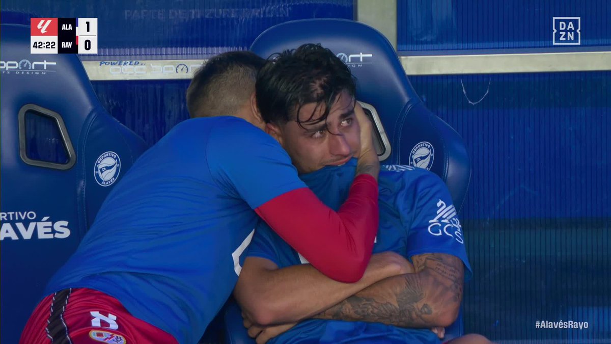 ¡VAYA IMAGEN!😥 Las lágrimas de Carlos Martín tras tener que ser sustituido por lesión y el abrazo cariñoso de Óscar Trejo #LALIGAenDAZN⚽️
