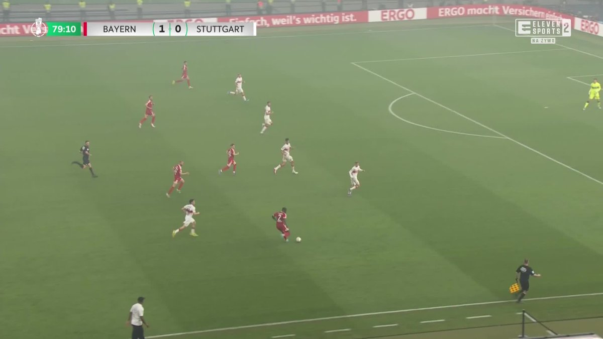 Bayern przerwał 6-letnią passę bez Pucharu Niemiec. Bardzo dobry sezon FCB okraszony dwoma trofeami i brutalną dominacją w kraju. Sam finał miał jednego bohatera. Harry Kane. 5. hat-trick w sezonie. Finalnie 62 gole i 7 asyst w 52 meczach. I to cudo:
