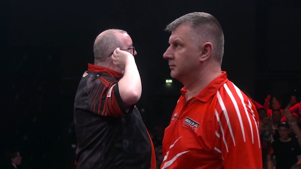 "I said enjoy it Krzysztof!" 😂 Stephen Bunting's walk-on has gone down a treat here in Riesa, with everyone apart from Krzysztof Ratajski! 🤣