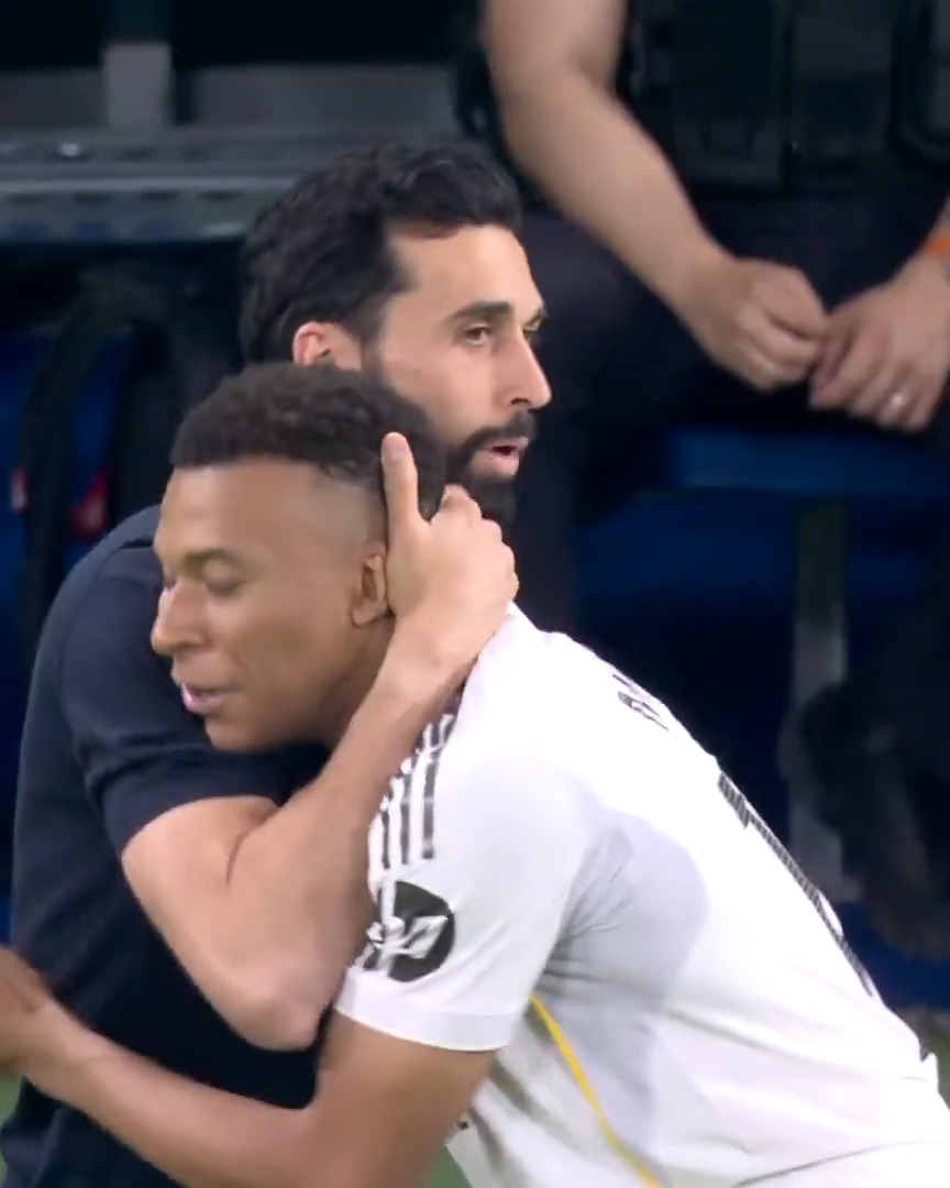 Kylian Mbappé 🇫🇷 est allé directement vers son coach, Alvaro Arbeloa 🇪🇸, après son but. ⚽️🥰