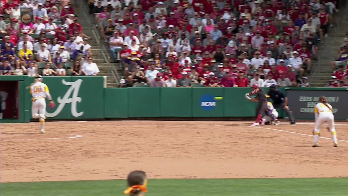 A 2-OUT RBI SINGLE PADS BAMA'S LEAD‼️