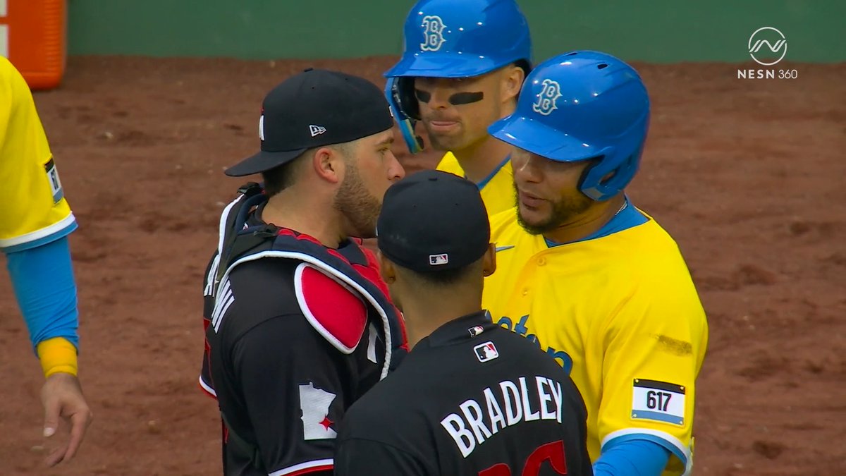 Benches clear in Boston after Willson Contreras runs into Victor Caratini at the plate