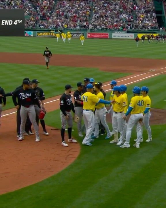 Wilson Contreras y Víctor Caratini tuvieron una colisión en home que ocasionó que las bancas se vaciaran en Boston 🫣.