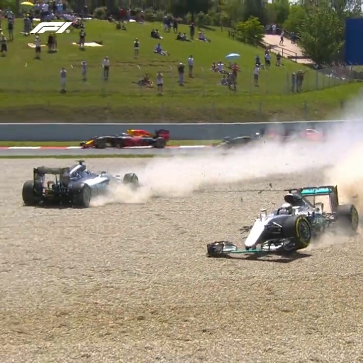 Russell and Antonelli at Turn 1 💀