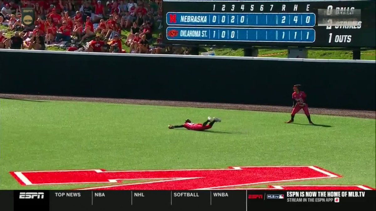 HELLO HANNAH ๐คฏ #RoadToWCWS #SCTop10 x ๐ฅ ESPN / Nebraska Softball