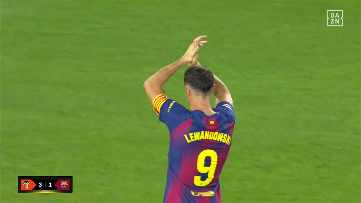 Una imagen que llega al alma 💔 Las lágrimas de Robert Lewandowski en su adiós al Barça 🥹 #LALIGAenDAZN ⚽️